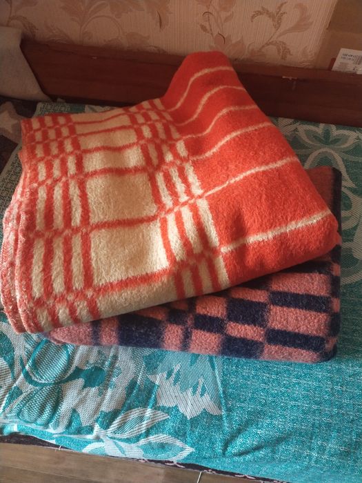 Продам Одеяла СССР б/у,книжки дет. СССР, фляга 25литров, ковер СССР