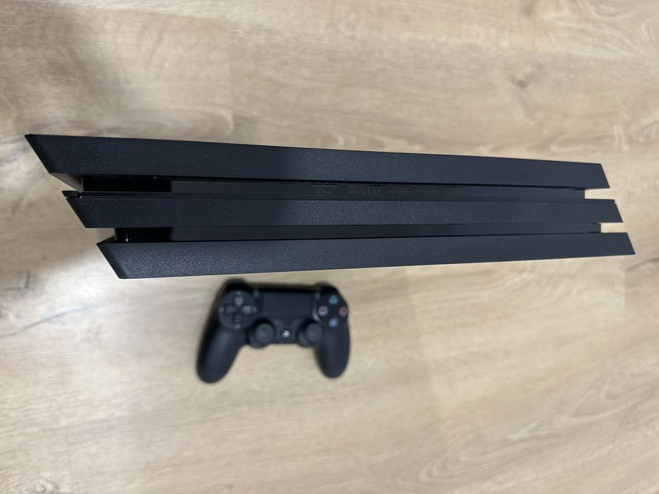 Vând Ps4 Pro 1 Tb MODAT în stare excelentă