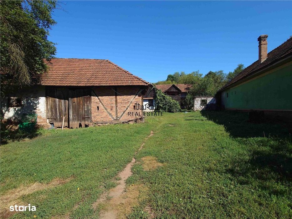 Teren intravilan cu potential, casa si anexe in Lunca