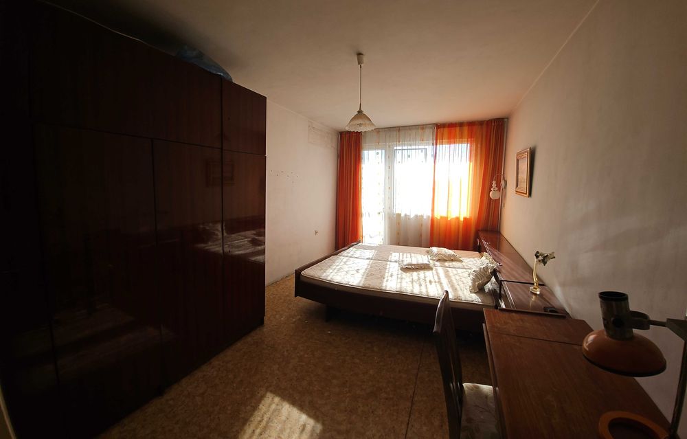 Просторен тристаен, тухлен до Зимно кино Тракия