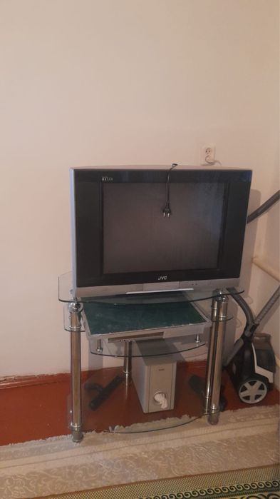 Срочно продам телевизор с подставкой