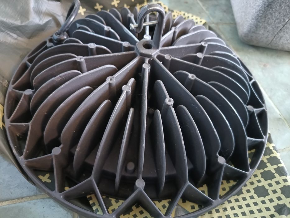 Vând lampa LED 200 W luminozitate mare