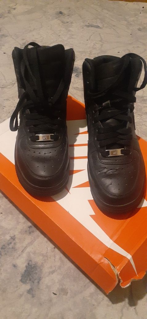 Обувь на мальчика 38-38,5 раз.Nike AIR