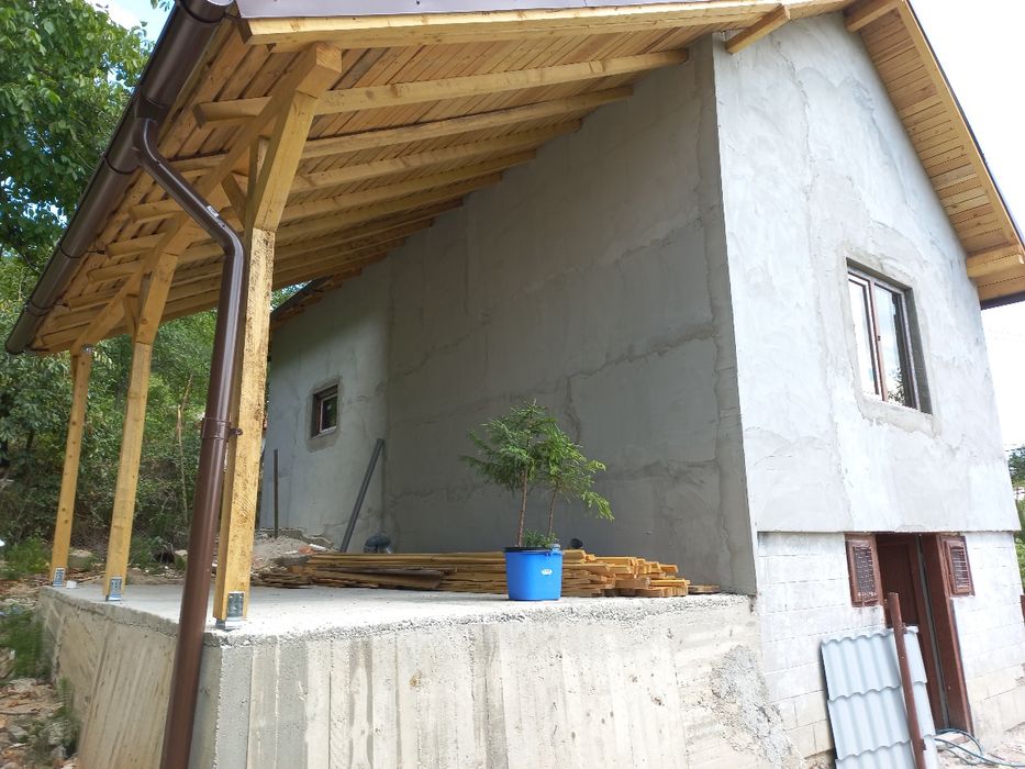 Amenajari interioare exterioare case la roșu/gri/cheie