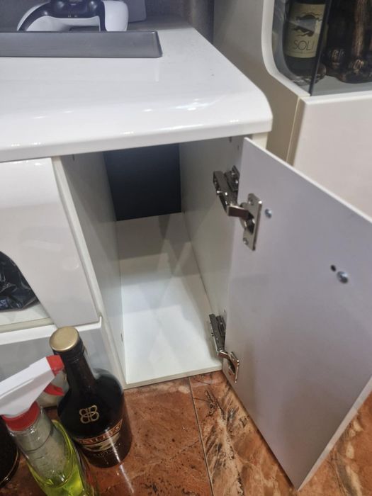 Продам чисто нова секция още има фолио от закупуването и.