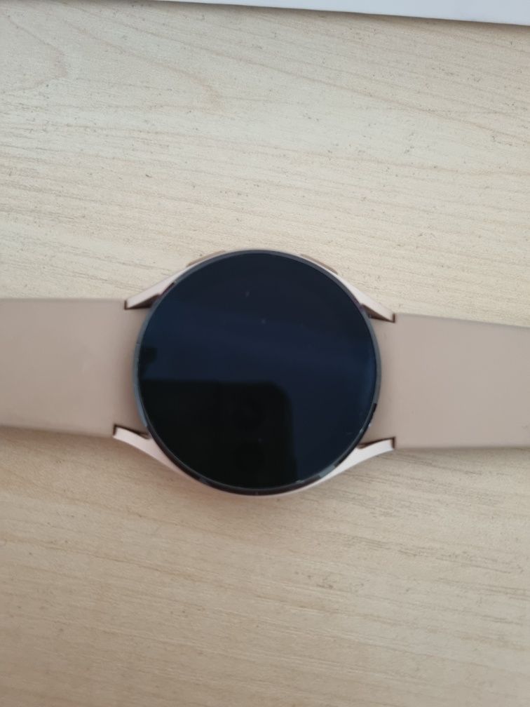 Продаю Смарт-часы Samsung Galaxy Watch 4 - 40 мм розовые. Цена 60000