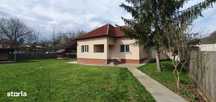 Vând casa compusa din 3 camere plus dependințe