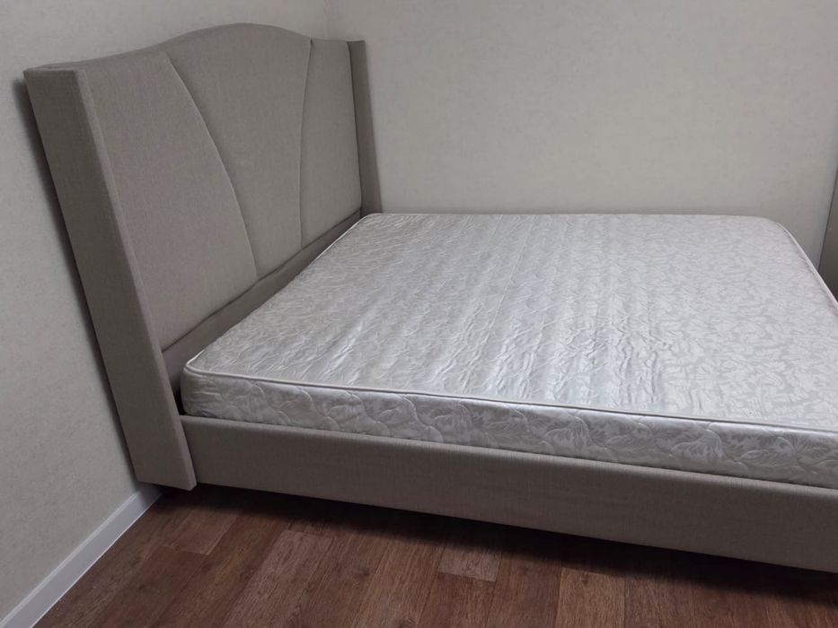 Кровать с матрасом