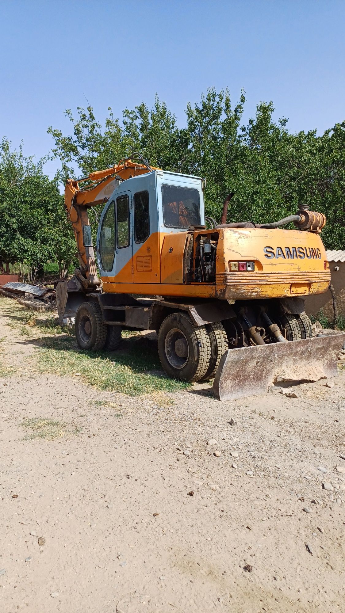 Maxsus texnika exskavator Ishlab turipti  xolati  yaxshi