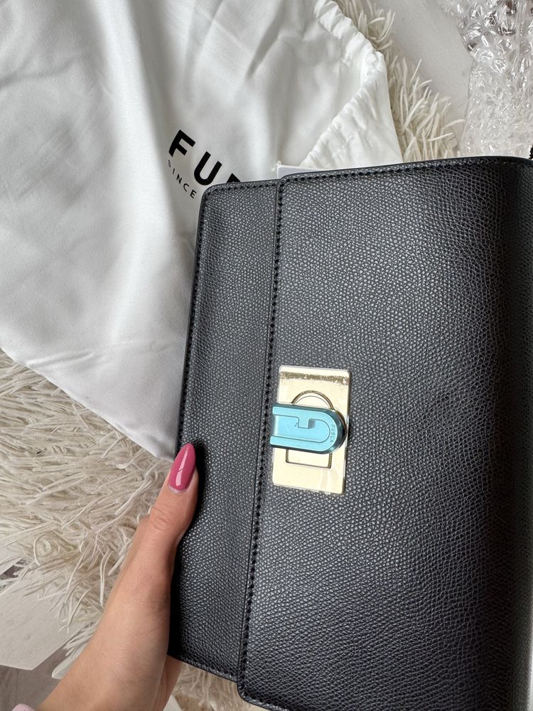 Чисто нова черна чанта FURLA