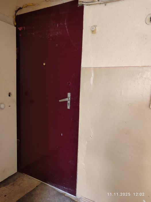 Продается входная железная дверь.