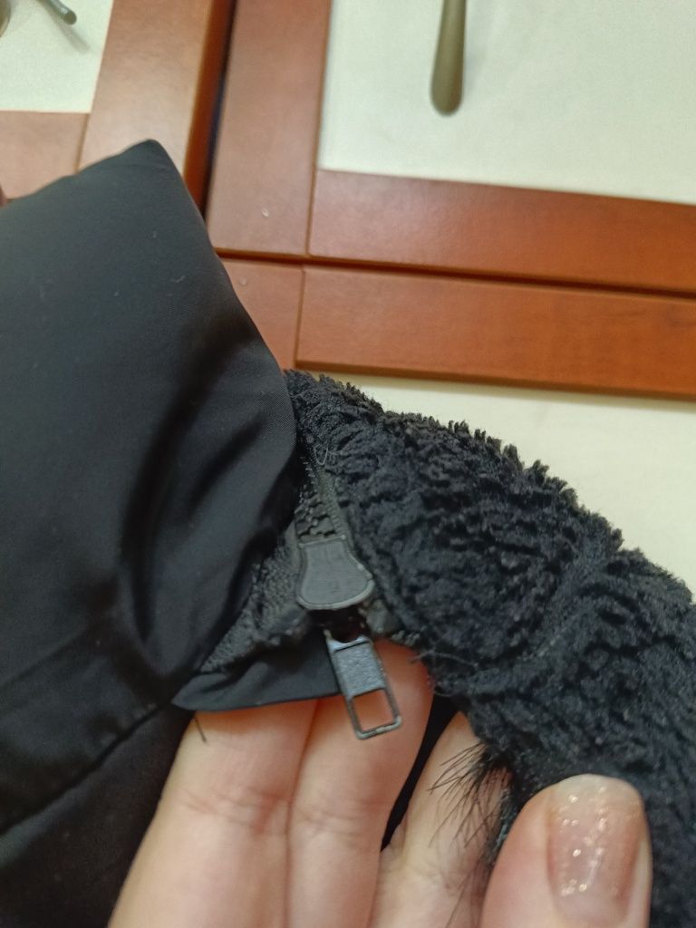 Дамско черно зимно яке с качулка