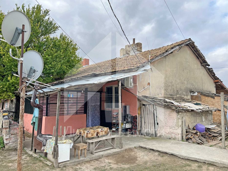 Продава самостоятелна, еднофамилна къща гр. Нови пазар - кв. Нииж.