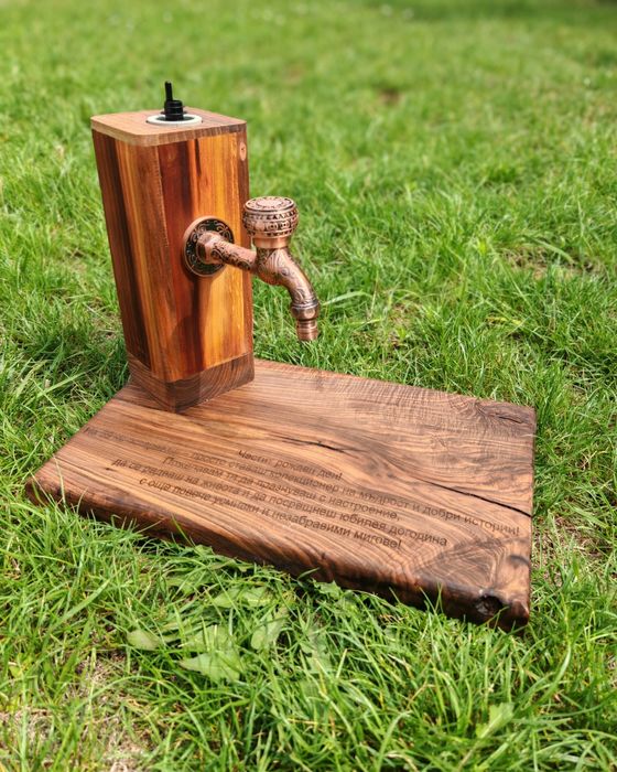 Дъспенсъри за алкохол и дъски от дърво и епоксидна смола