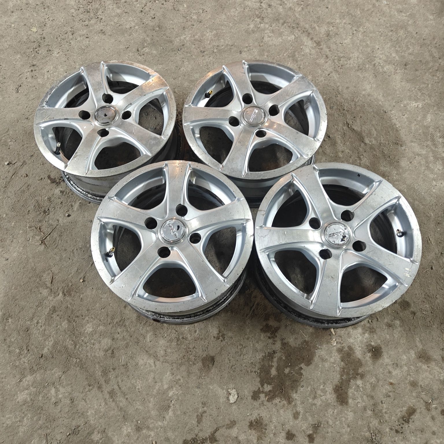 R14 PCD 4*114,3 Комплект легкосплавных дисков