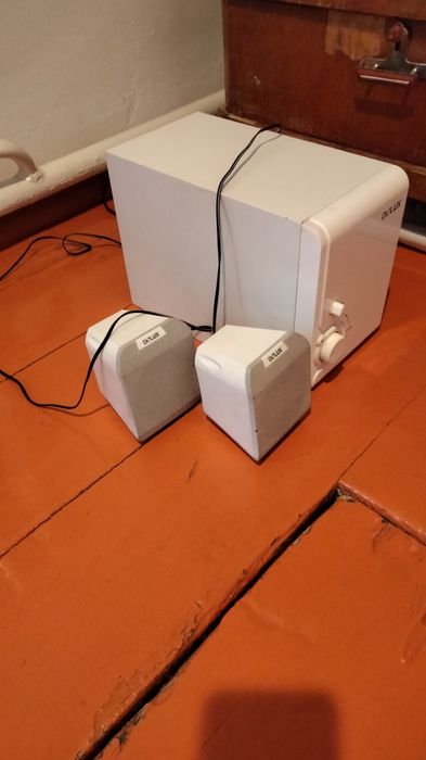 Продам усилитель с колонками Делюкс для компьютера