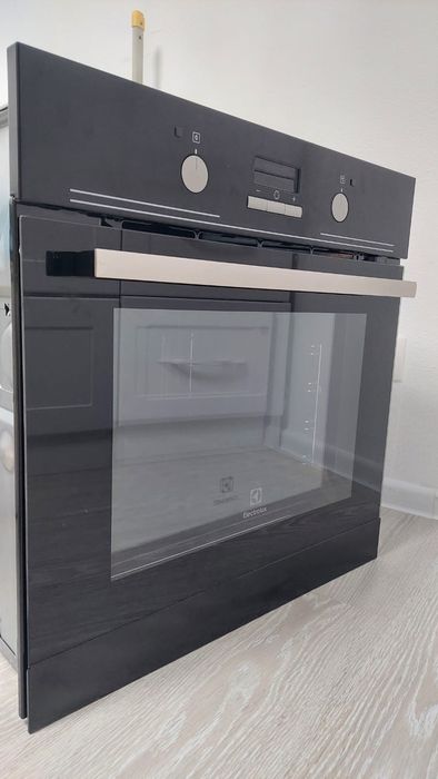 Духовой шкаф Elektrolux новый