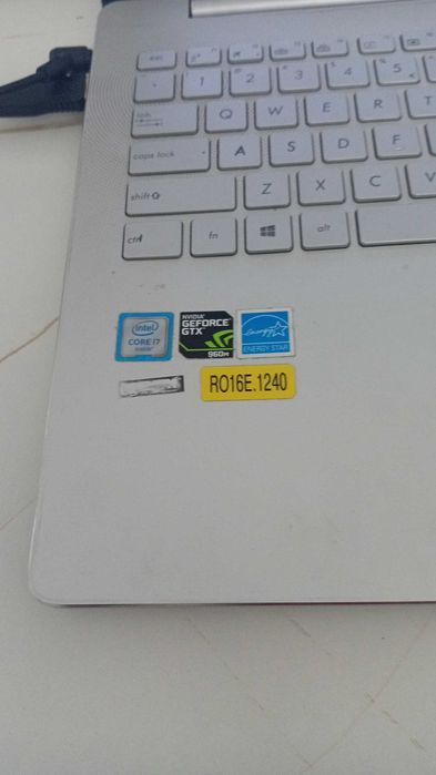 Laptop și încărcător