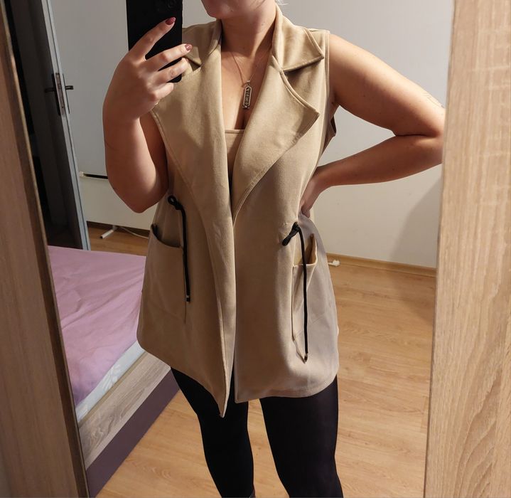 Бежова жилетка без ръкав размер М