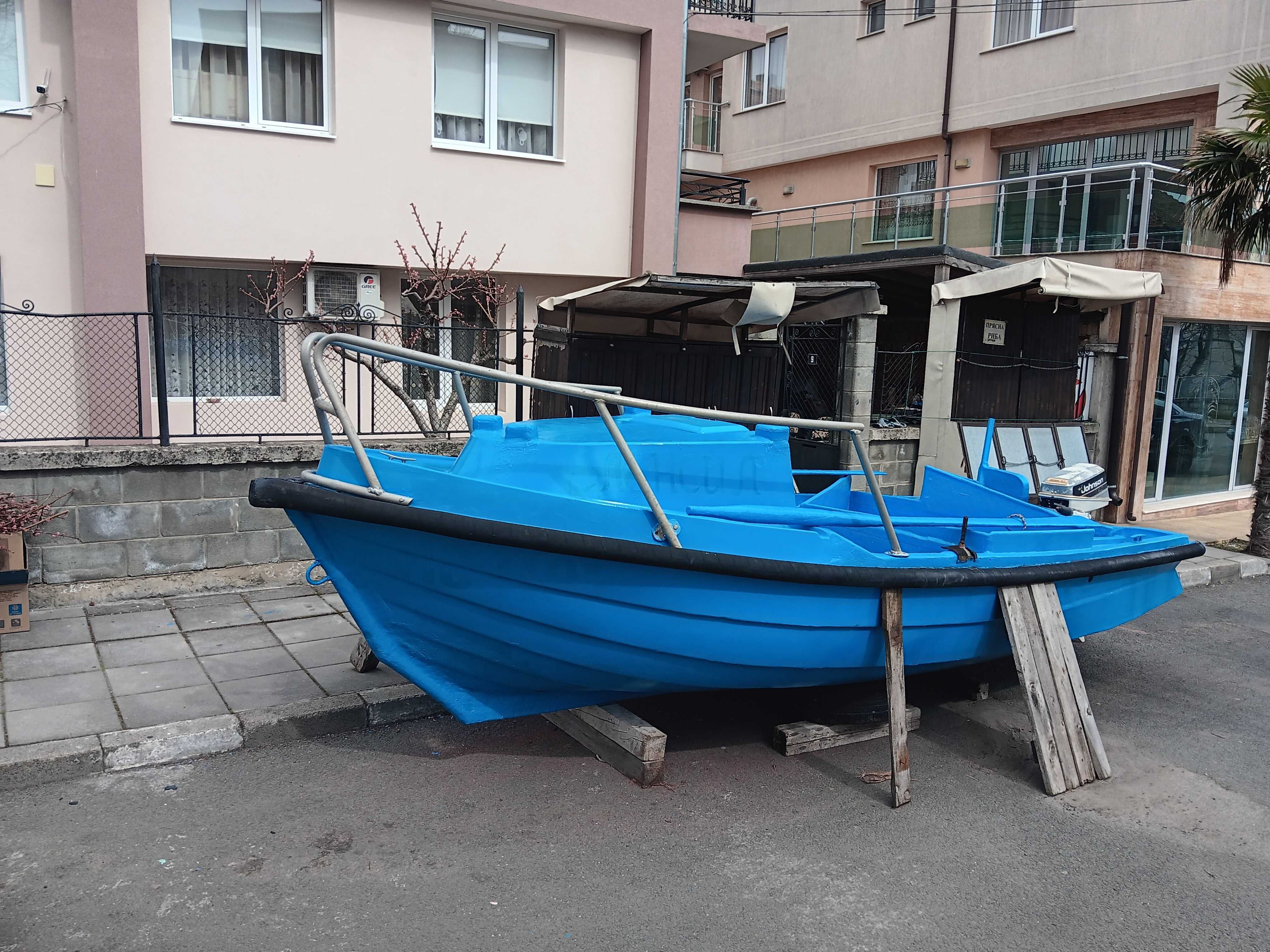 Продавам лодка на много изгодна цена !
