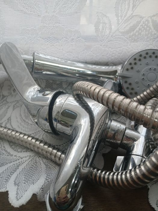 Смеситель для ванны в рабочем состоянии