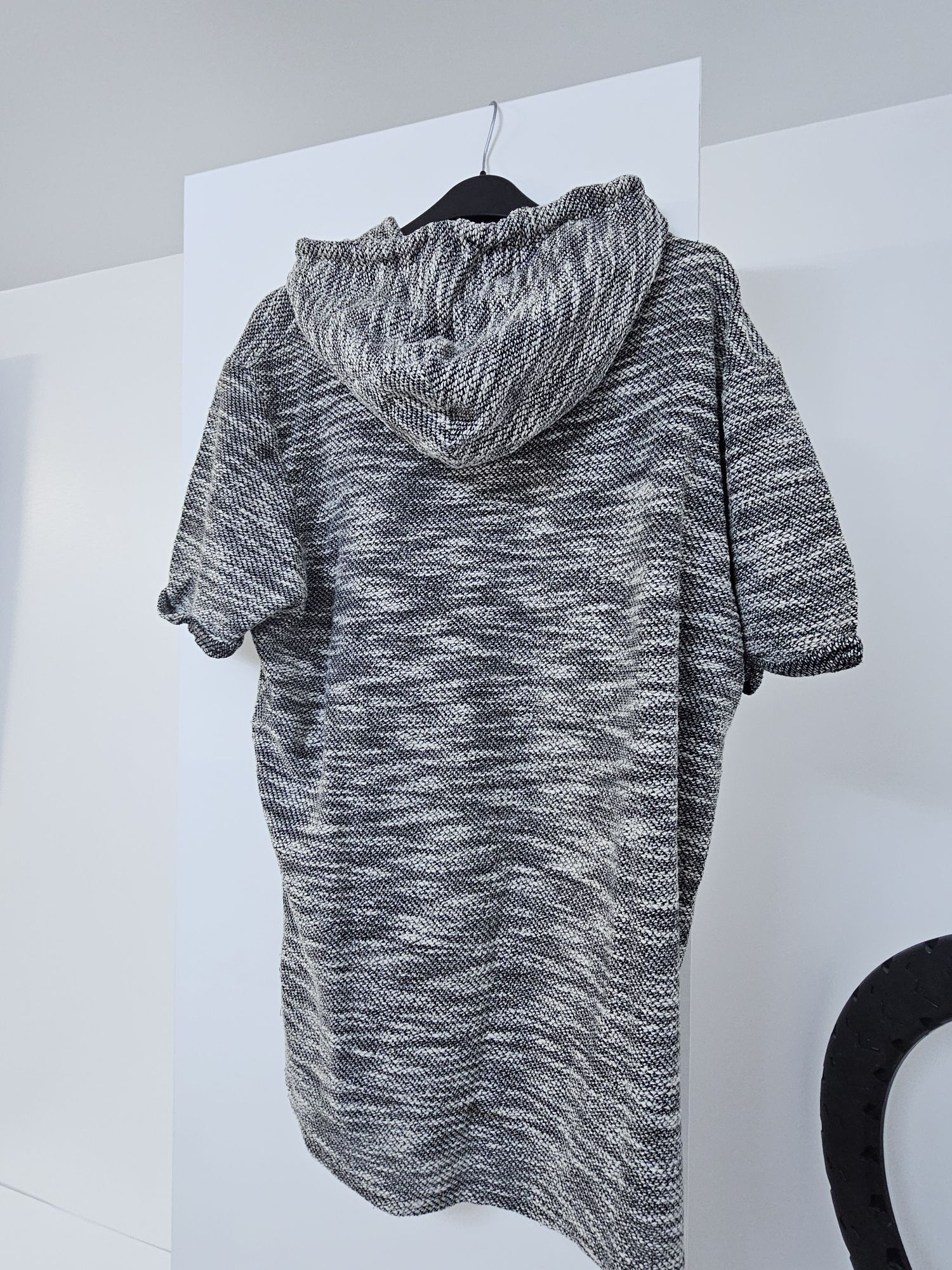 Tricou cu gluga !