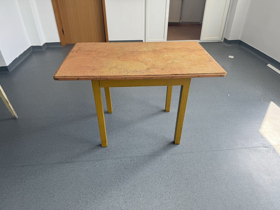 Masă rustică din lemn, ideală pentru recondiționare