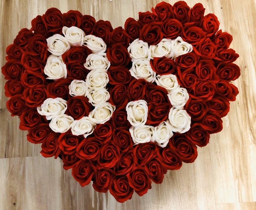 Cutie in forma de inima cu varsta din trandafiri de sapun la comanda