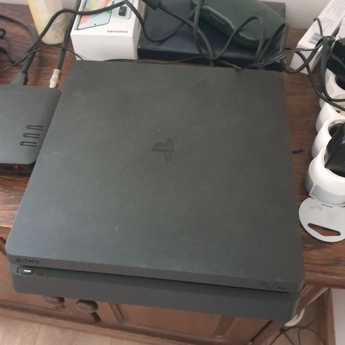 Playstation 4 (500gb) + 2 controllers