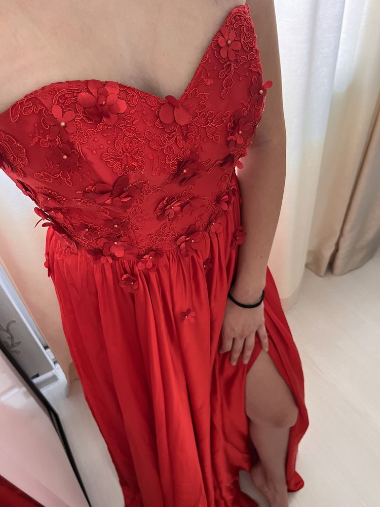 Официална червена рокля за повод
