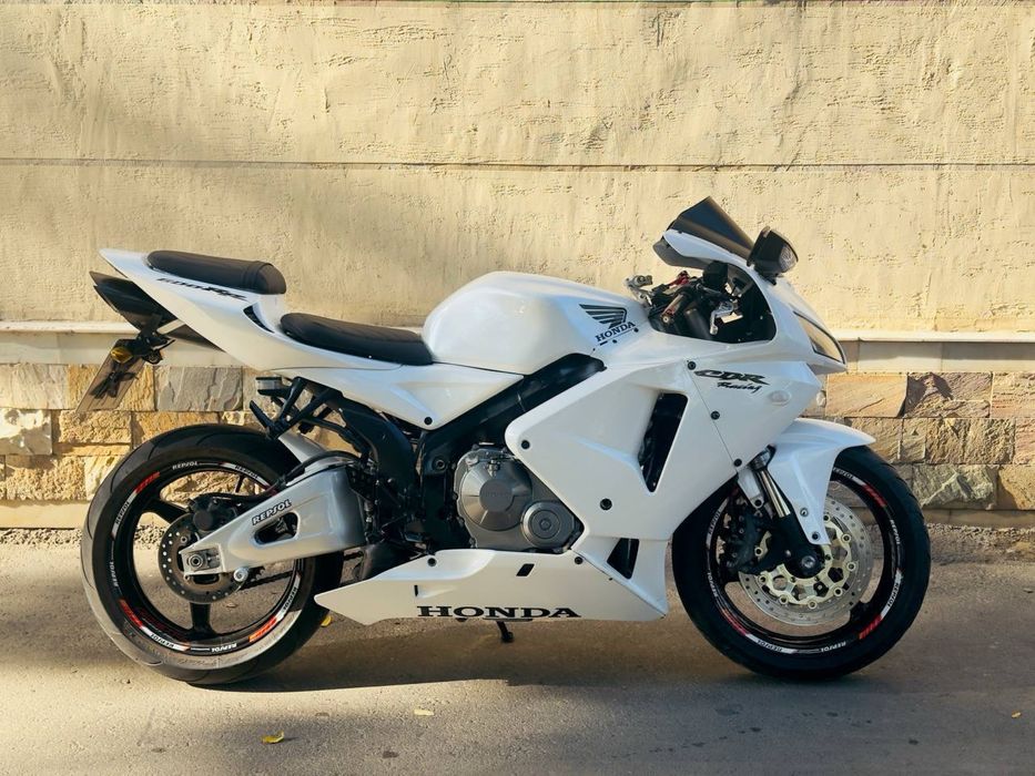 Honda cbr600rr srochna sotiladi