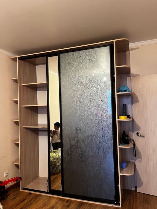 Продам срочно шкаф купе, большое зеркало