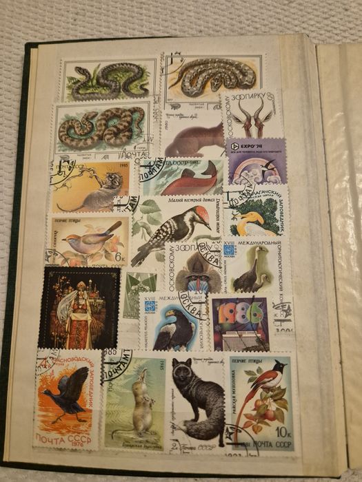 Класьор с марки от различни държави