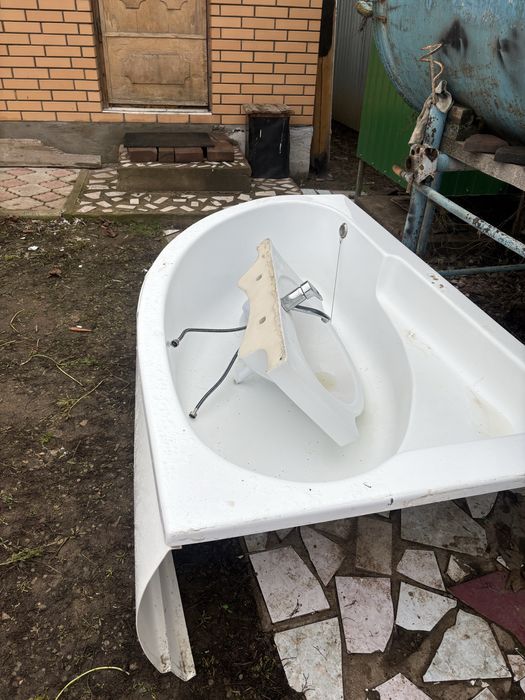 Продается Ванна угловая акреливая б/у.