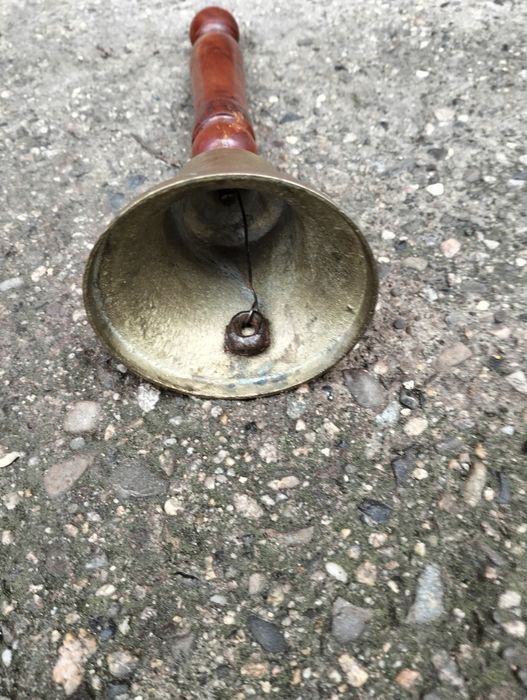 Училищен звънец .