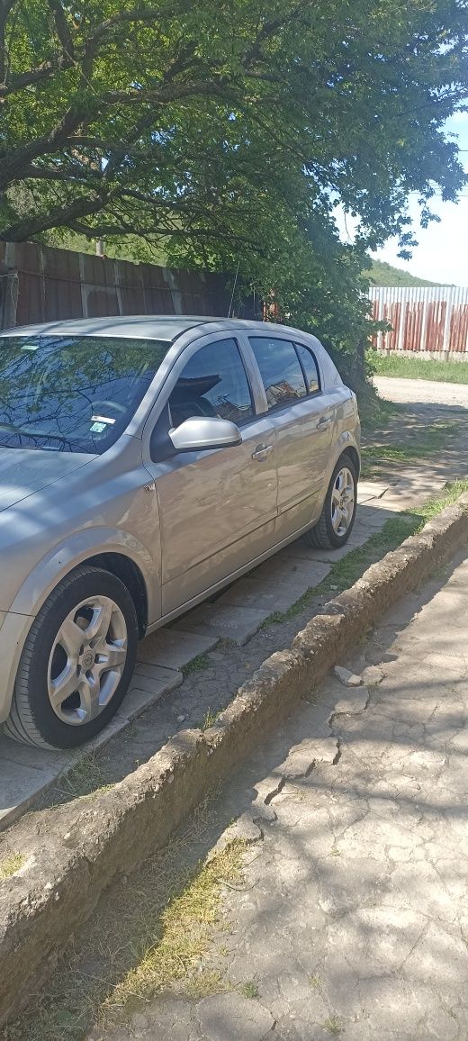 Продавам Опел Астра