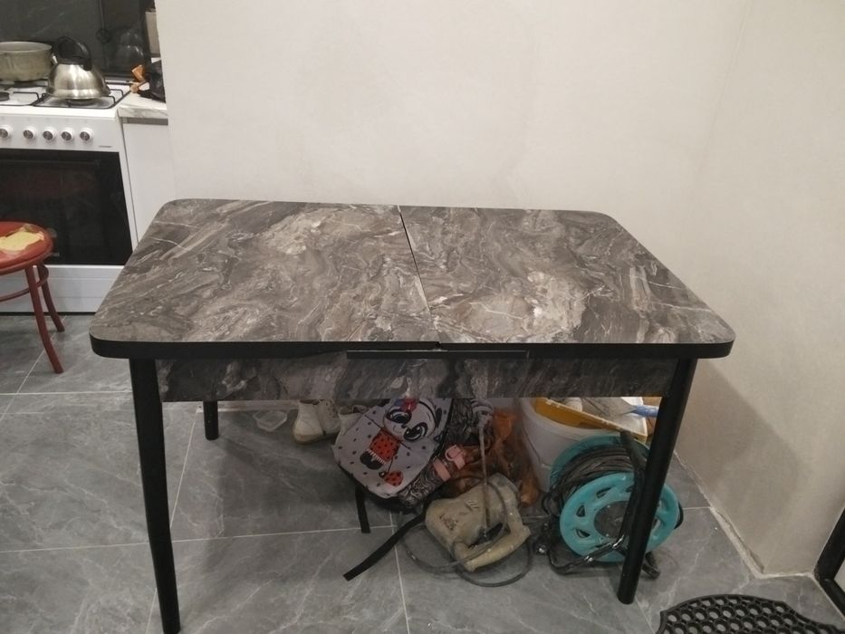 Продам стол , диван