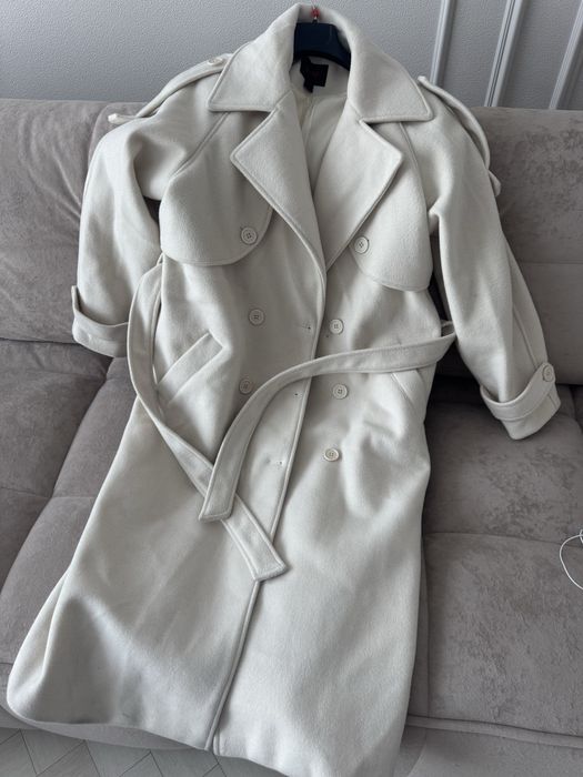 Белое длинное пальто