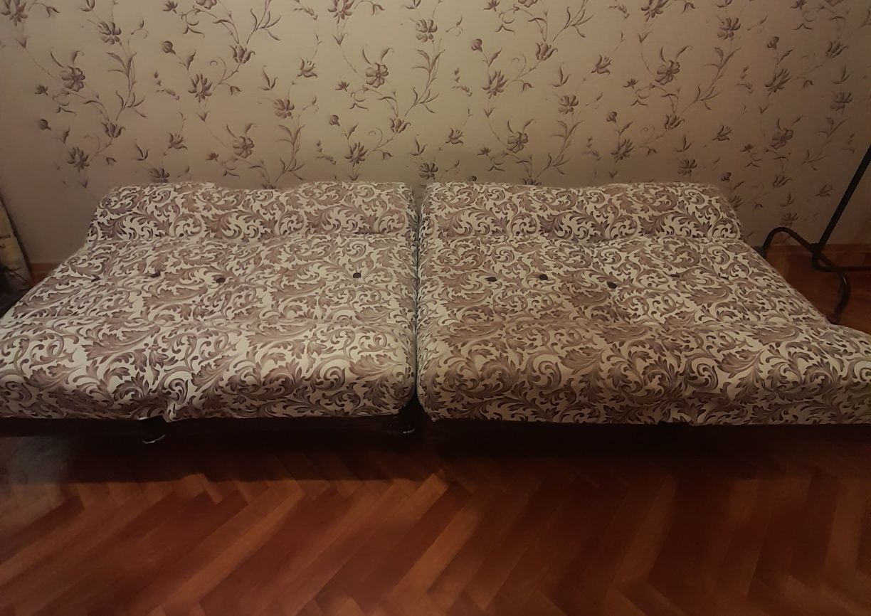 Диван и два кресла.