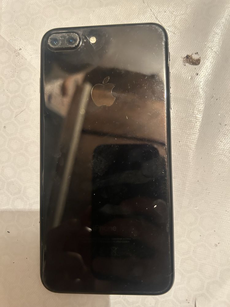 Айфон 7+ продам.