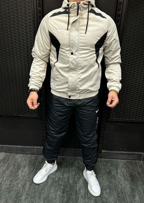 Vând treninguri fâș pentru bărbați