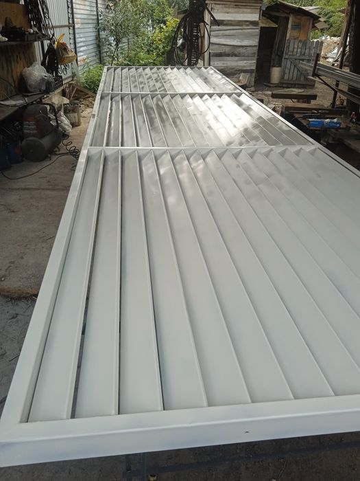 Plase jaluzea și porți..