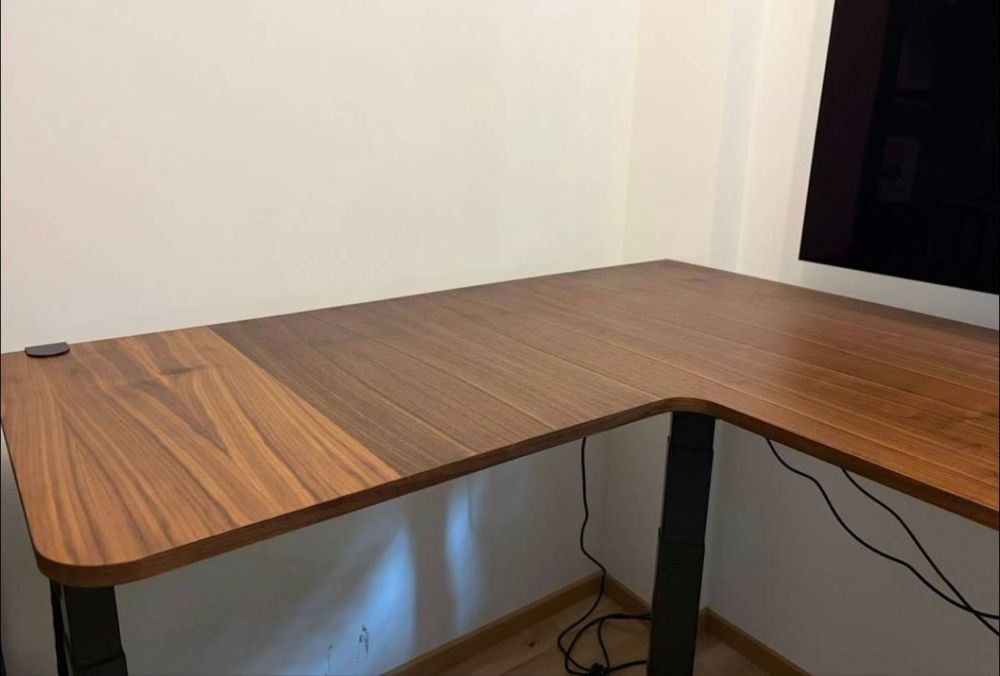 Birou de colț premium, reglabil electric pe înălțime - furnir de nuc