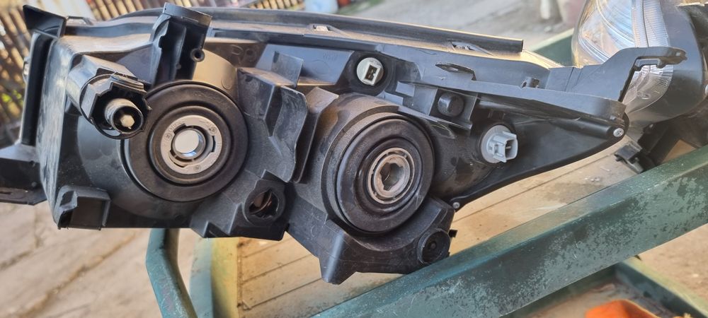 Faruri noi toyota rav-4 2009. Stanga Dreapta.