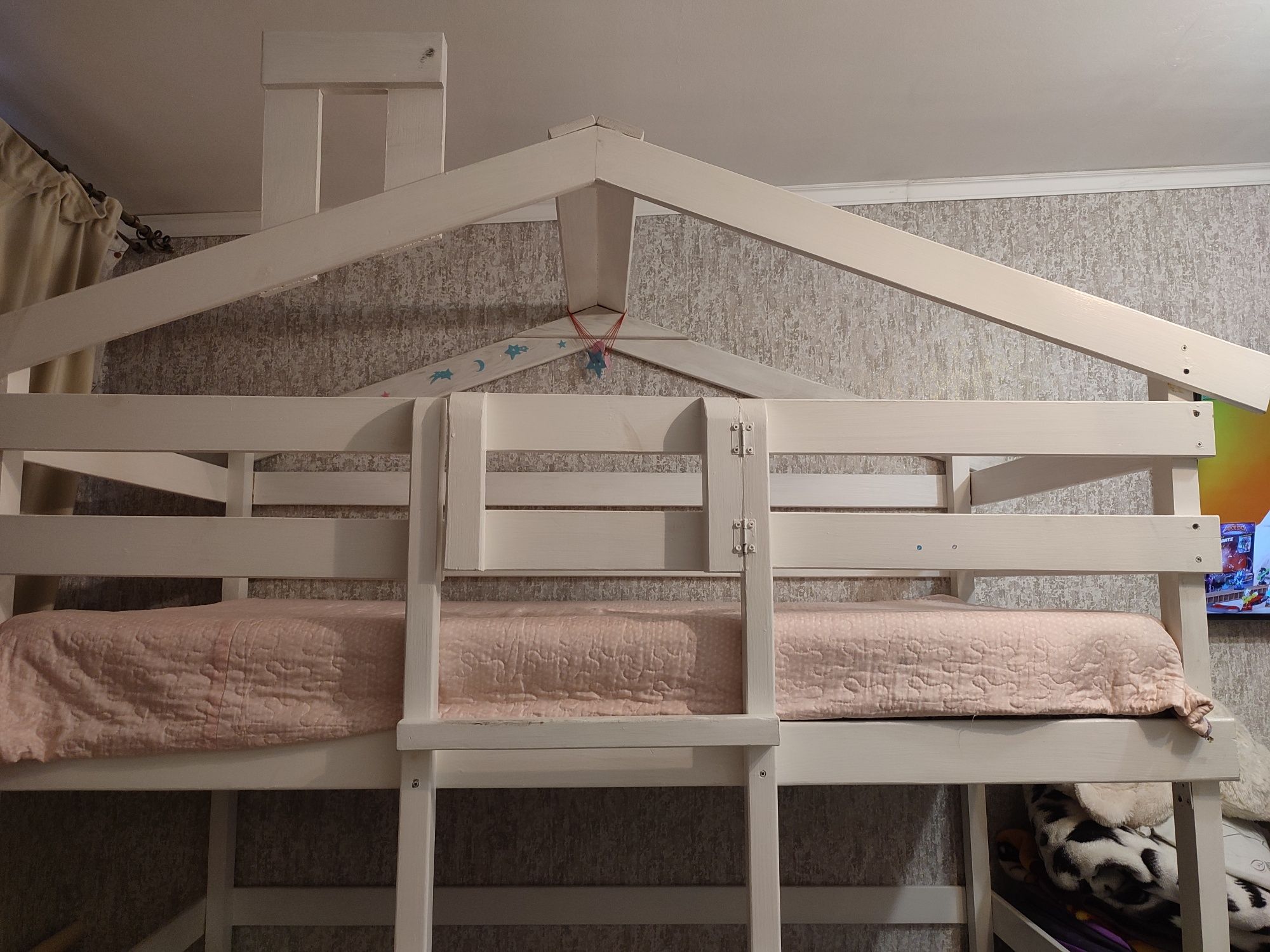 Продам двухэтажную кровать из чистого дерева