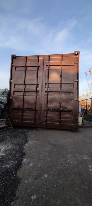 Vând container tip CFR capitonat cu instalație electrica