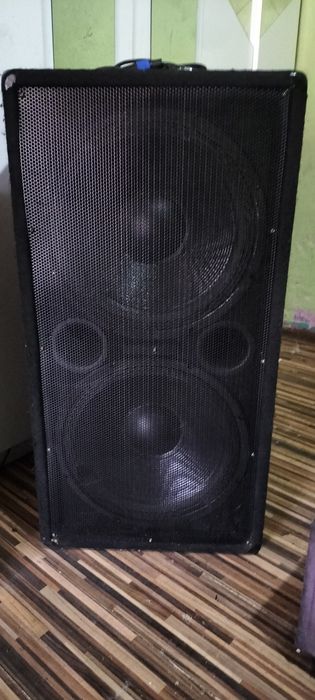 Vând boxă activă și un tub de bass