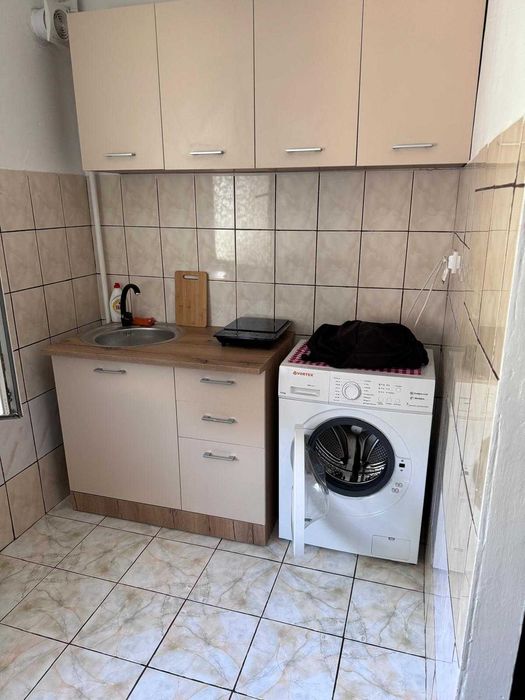 Garsonieră parter 24 mp + beci 20 mp acces interior, zona Mall Coresi