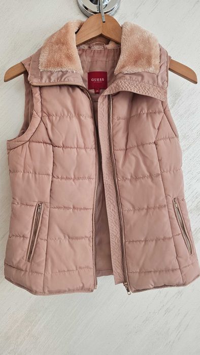 Продавам дамска грейка на GUESS.