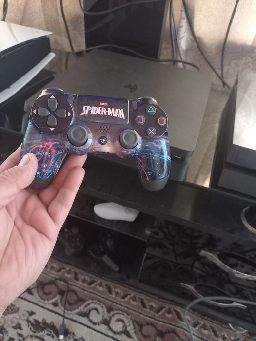 PS4 slim holati tiniq 500GB hotirasi 2 o'yin bor 1 djoystik bor plomba